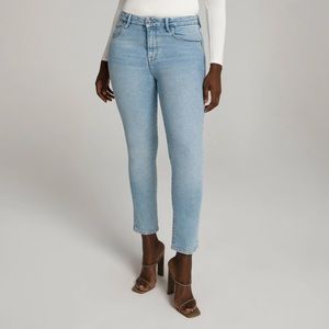 Good American Jeans / Light Denim / size 6/28